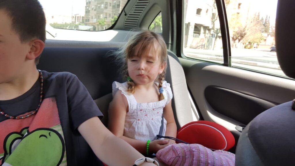 vacances en famille petite fille dans la voiture