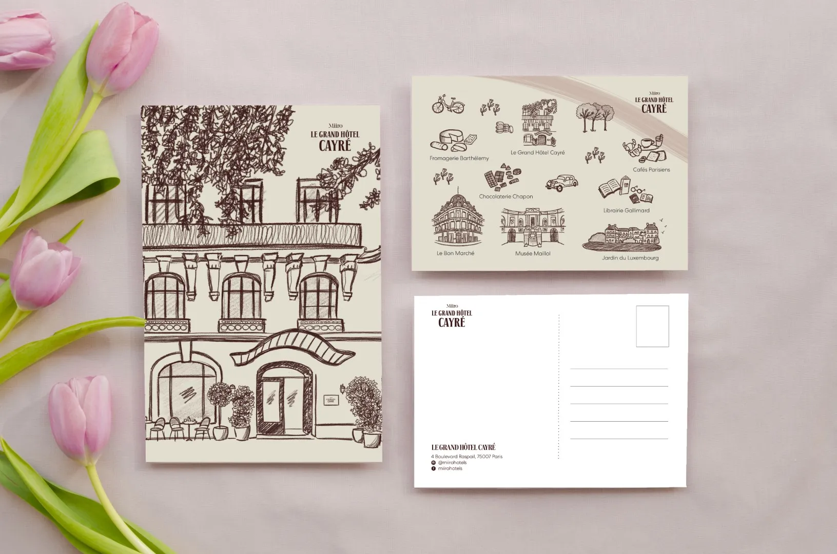 Elle présente une carte postale illustrée sur mesure pour Le Grand Hôtel Cayré à Paris.