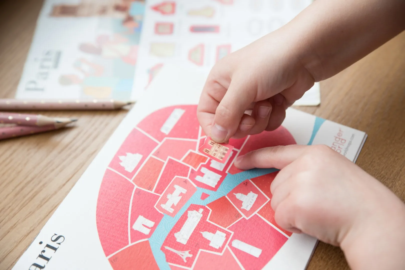 Le carnet de voyage WanderWorld Paris permet aux enfants de cartographier la ville grâce à des autocollants interactifs représentant les monuments.