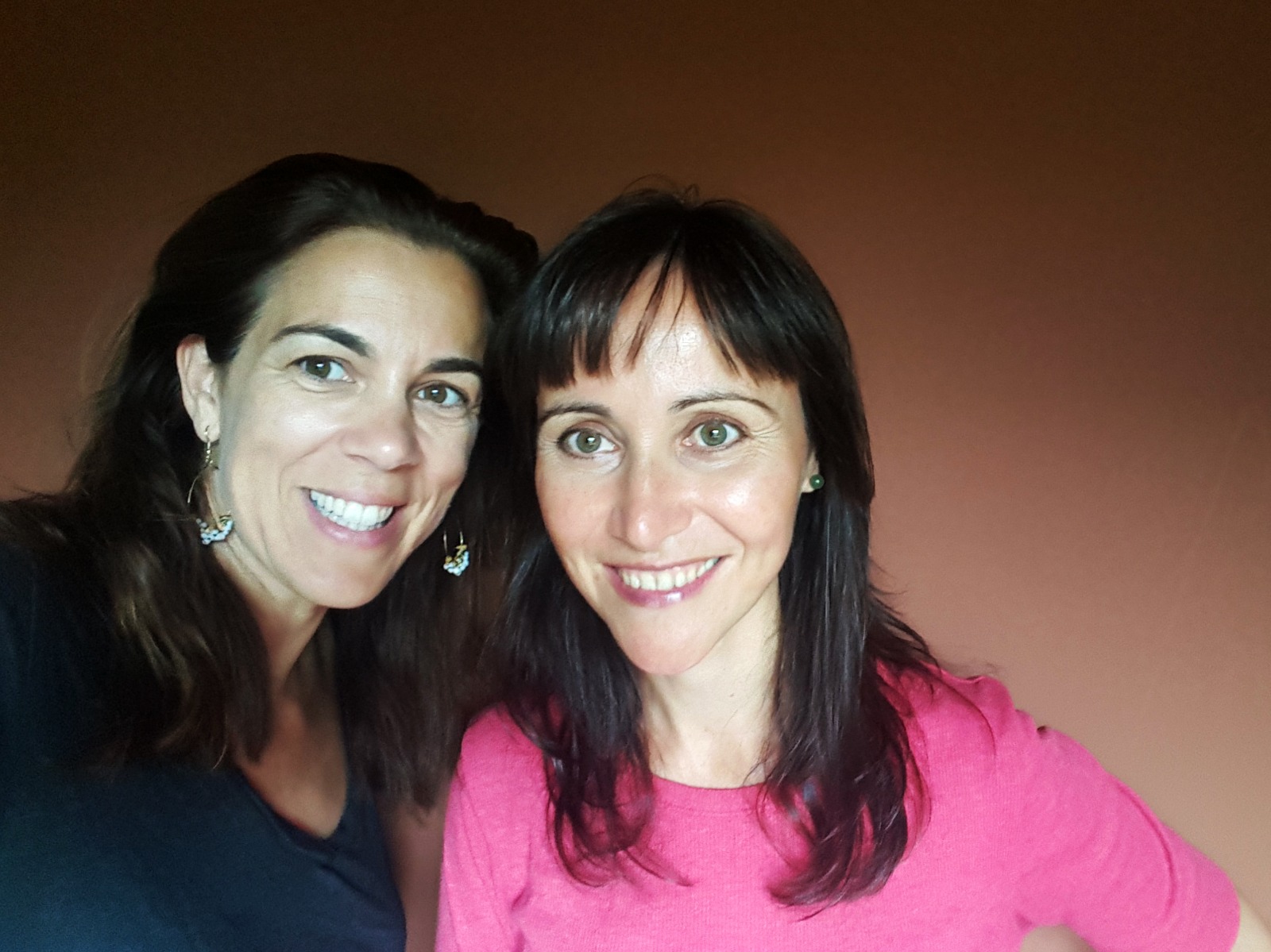 We are two mothers: Isabelle, the Frenchwoman, and Ester, the Catalan. Between us, six children and a shared conviction that the most beautiful travel memories are those that we take the time to create.