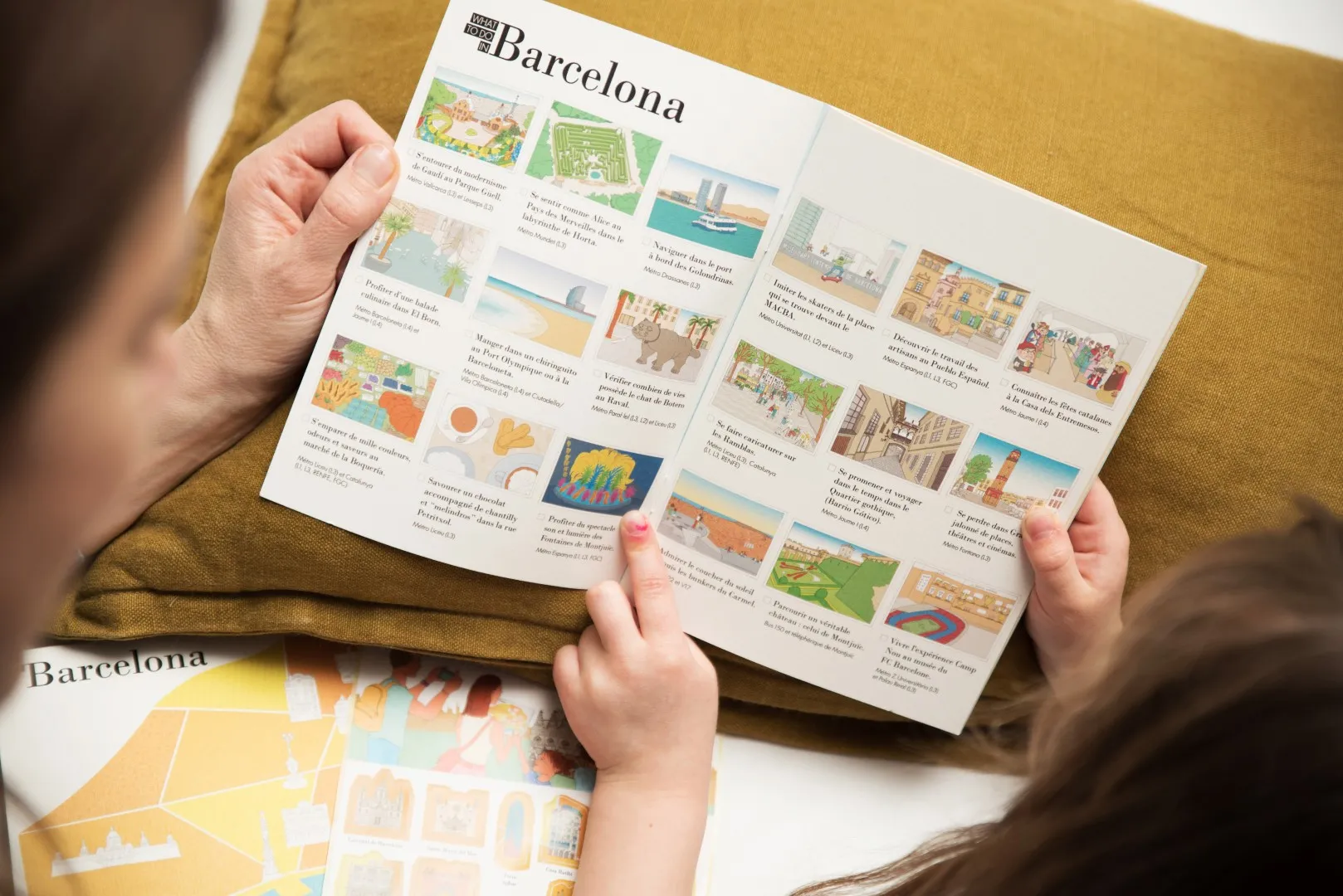 Carnet de voyage illustré WanderWorld pour enfants, comprenant une carte détaillée de Barcelone et des autocollants interactifs pour les monuments.